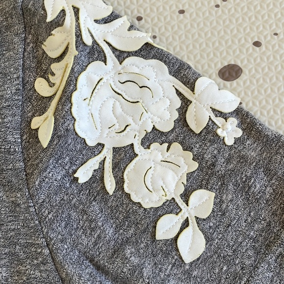 💘 FAITH OF ZOE - MACAIRE FLORAL APPLIQUE GRAY KNIT TEE - Picture 4 of 4